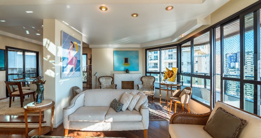 Apartamento amplo com três suítes à venda em Moema, São Paulo. Próximo do Parque do Ibirapuera.
