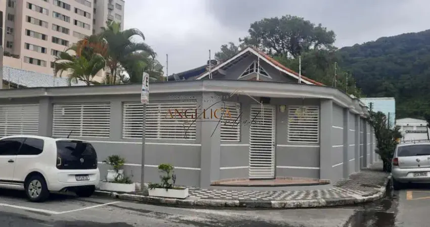 Linda casa 3 dormitórios, super bem localizada no Centrão de Mongaguá/ SP