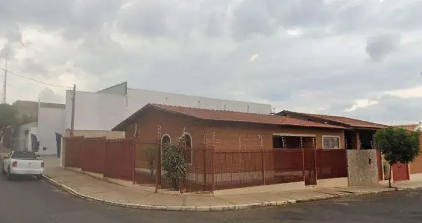 Casa para Venda em Araraquara, Vila Tito de Carvalho (Vila Xavier), 3 dormitórios, 1 suíte, 3 banheiros, 4 vagas