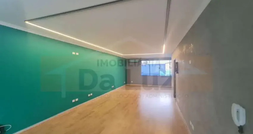 Sala comercial de 74 m², com 2 banheiros, 1 cozinha, para locação por r$ 2.800 por mês.
