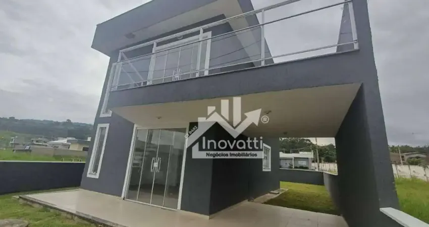 Encantadora casa duplex de 2 quartos com suíte, vaga e quintal em condomínio com infraestrutura completa, próximo ao centro