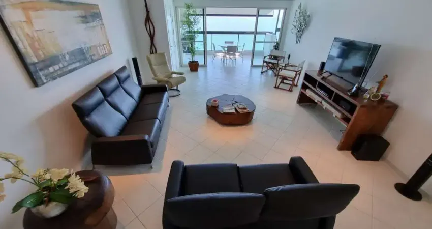 Apartamento à Venda na Praia das Pitangueiras em Guarujá / SP! 3 Quartos, 3 Suítes, 5 Banheiros, 2 Vagas de Garagem.