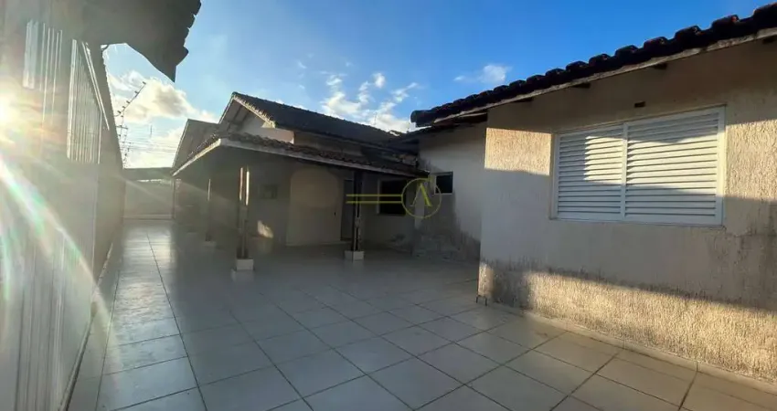 Casa lote inteiro á venda com 3 quartos (1 sendo suíte) - Jd. Peruíbe