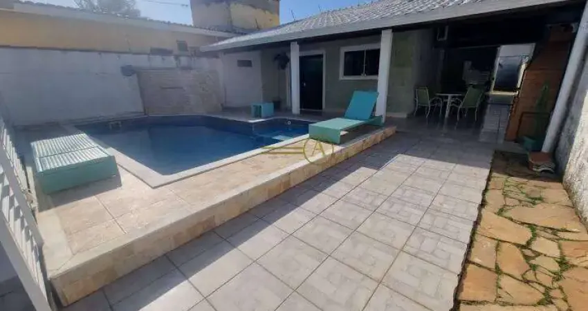 Casa térrea, com piscina e churrasqueira à venda apenas 40 metros da praia