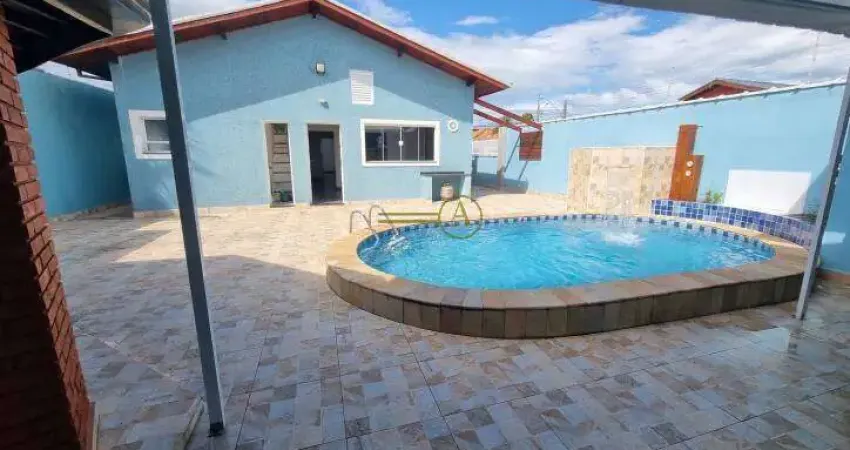 Casa térrea, alto padrão, de esquina e apenas 150 metros da praia, à venda