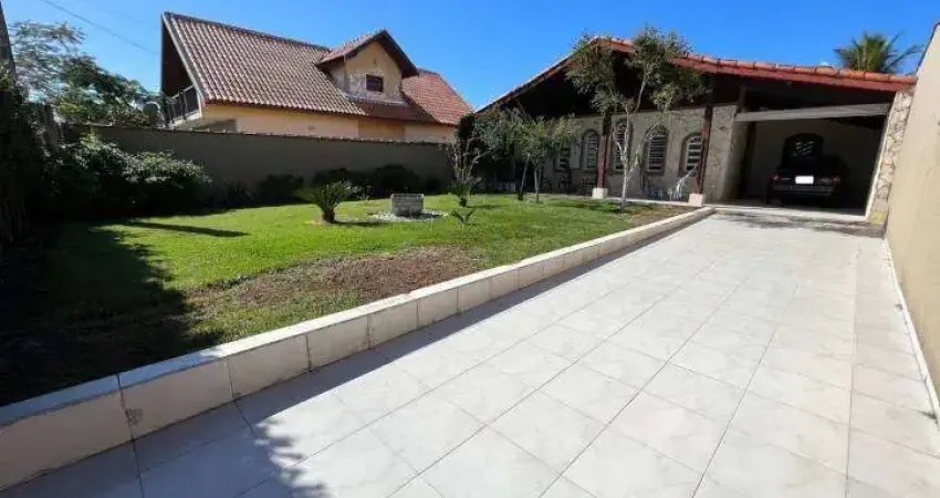 Casa térrea à venda de alto padrão, 100 metros da praia, em Peruíbe