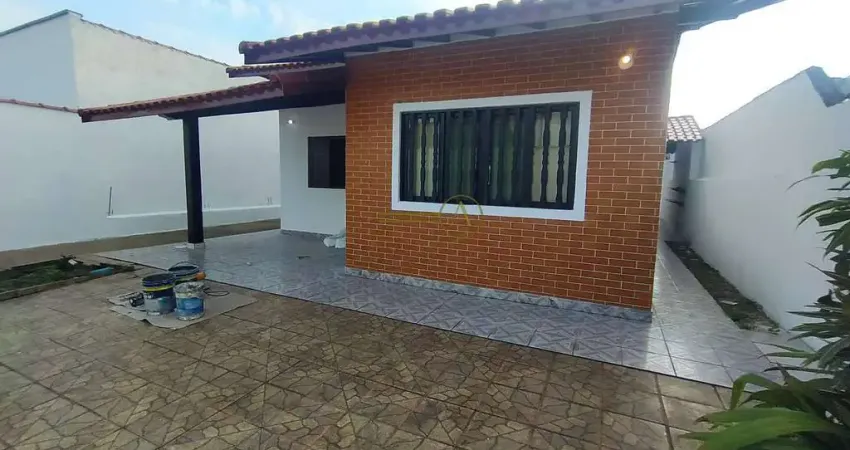 Casa térrea, 3 dorms, muito bem localizada à venda em Peruíbe