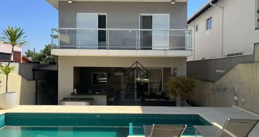 Sobrado com amplo espaço social e piscina em condomínio fechado.