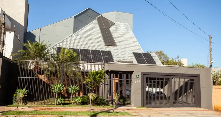 Casa com 03 suítes, piscina, placa solar e ar condicionado, em excelente localização