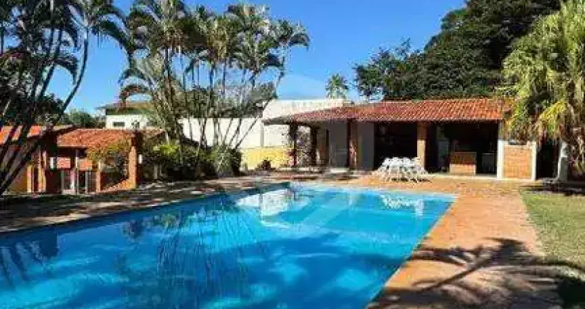 Casa à Venda em estilo Colonial com 4 suites no Condomínio Shangrilá - Excelente localização