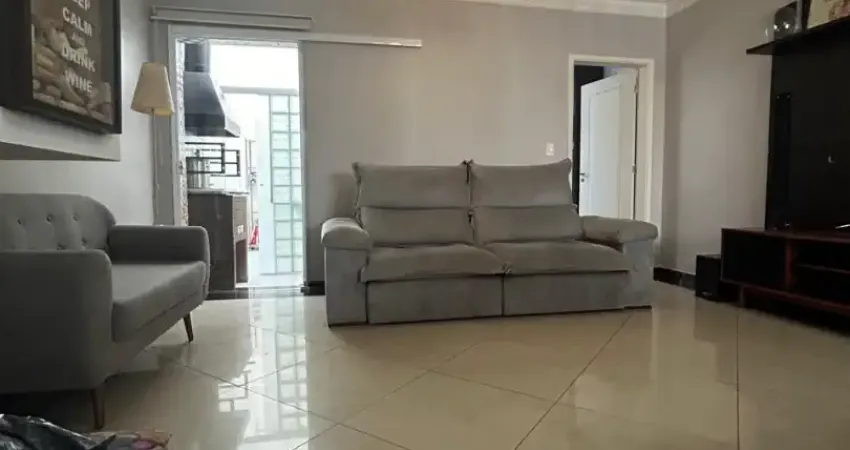 Aluga-se lindo sobrado em condominio fechado, com ótima distribuição, localização e área de lazer.