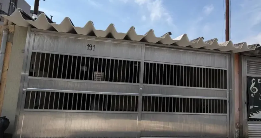 Aluga-se casa térra, com excelente localização e distribuição