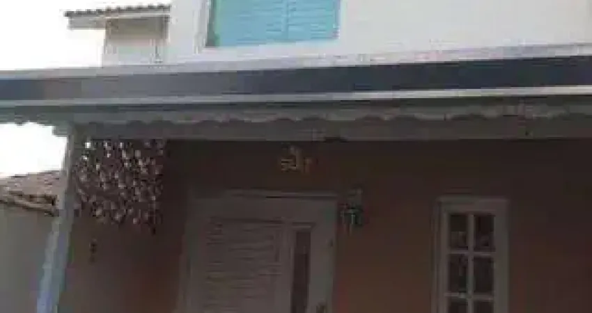 Sobrado com 2 Dormitórios, sendo 1 Suíte e Área Gourmet no Outeiro de Passárgada