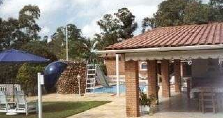 Casa Mobiliada em Tereno de 1500m² com 4 Dorm, Piscina, Churrasqueira no Condomí