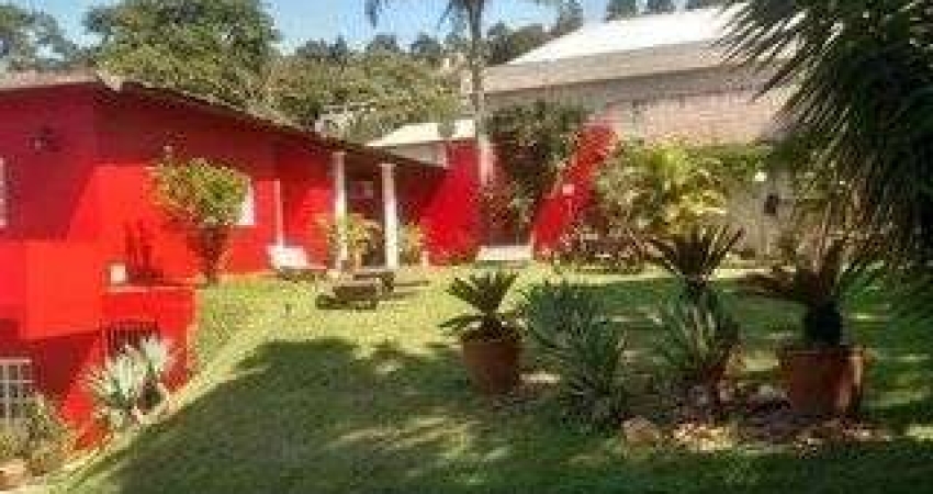 Linda Casa com 4 Quartos (3 Suítes sendo 1 Master com Closet), Salão de Festa, C