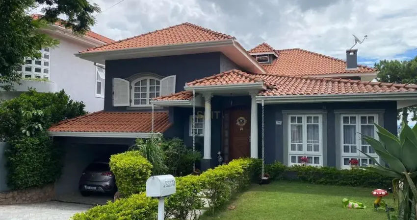Alphaville 09 - Casa com 345 m², 3 Suítes, 4 Vagas e Lazer com Piscina e Churras