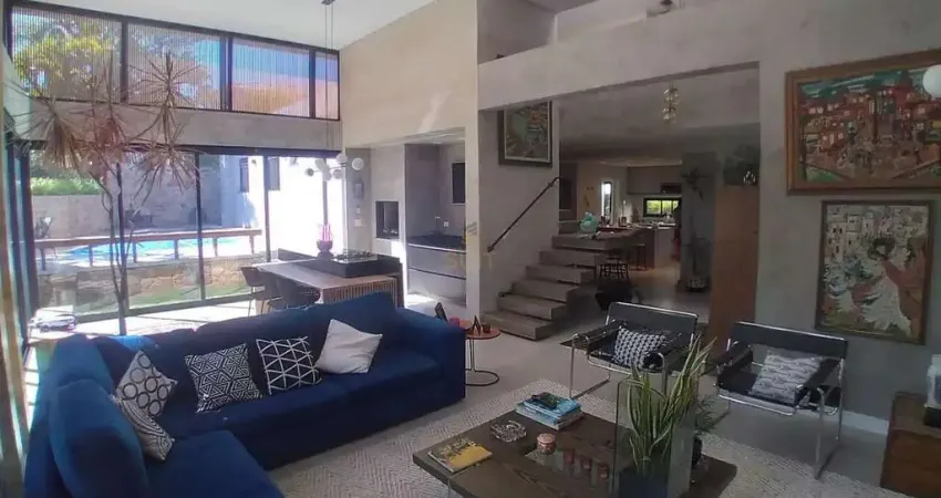 Alphaville 6 - Casa com 270m², 3 Dorm, 2 Vagas, Piscina e Churrasqueira em Santa