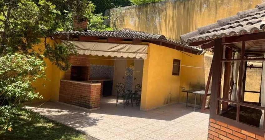 Alphaville 9 - Casa com 400m², 4 Dorm (2 Suítes), 8 Vagas e Piscina em Santana d