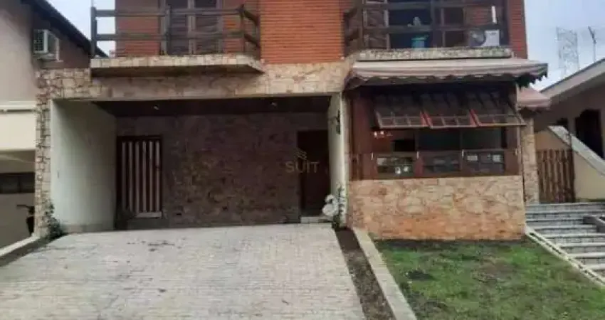 Alphaville 9 - Casa com 300m², 3 Dorm (1 Suíte), 2 Vagas, Lareira e Área com Chu