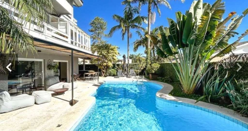 Alphaville 12 - Casa com 450m², 3 Suítes, 4Vagas, Lareira e Piscina em Santana d