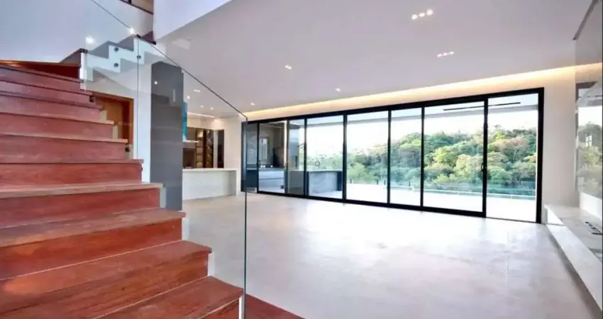 Burle Marx - Casa com 349m², 4 Suítes, 3 Vagas, Churrasqueira e Piscina em Santa