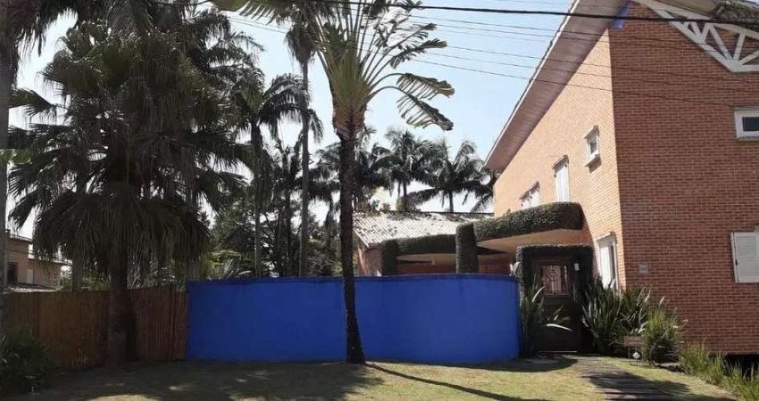 Alphaville 12 - Casa com 500m², 4 Vagas, 2 Suítes, Piscina, 6 Banheiro, Escritór