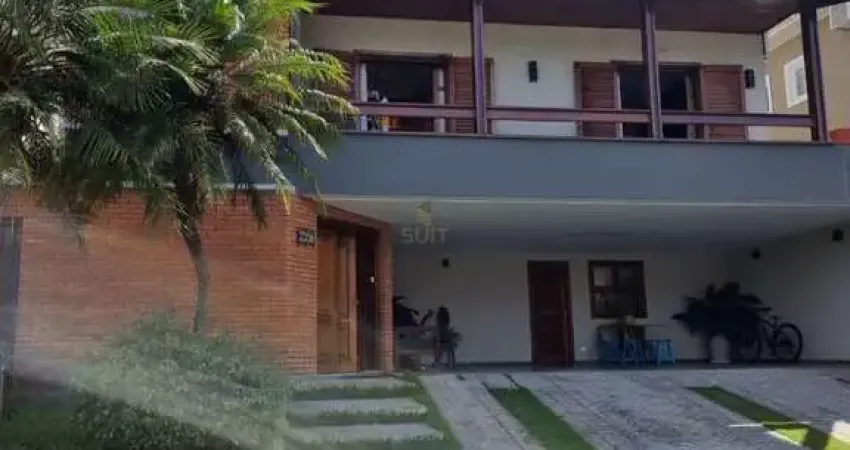 Residencial 10 - Casa com 320m², 3 Suítes, 4 Vagas, Churrasqueira, Piscina em Sa