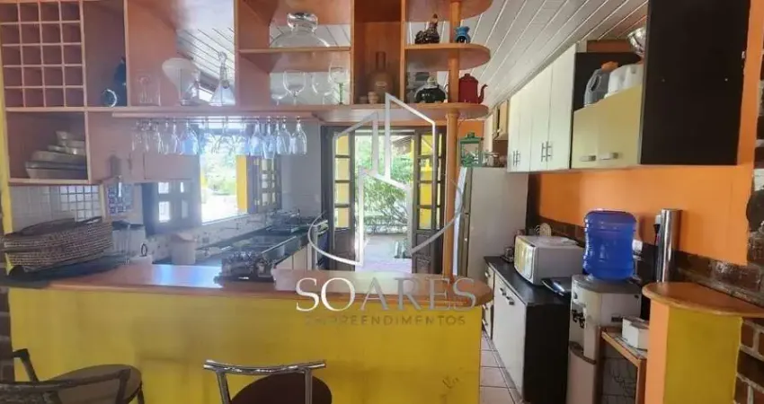 Casa ampla, estilo sitio em condominio fechado com piscina e campo - muita area verde