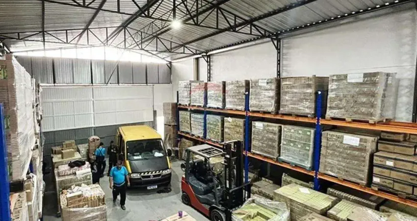 Galpão 250m² | mezanino, piso usinado e portão grande – parque são rafael