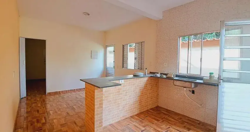 Casa térrea em vista linda com 3 dormitórios  à  15min de caminhada da praia.