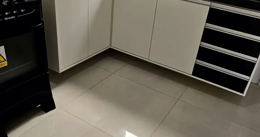 Excelente Sobrado com 2 Dormitórios para Venda ou Locação à 300 Metros da Praia Localizado na Aviação - Praia Grande-SP