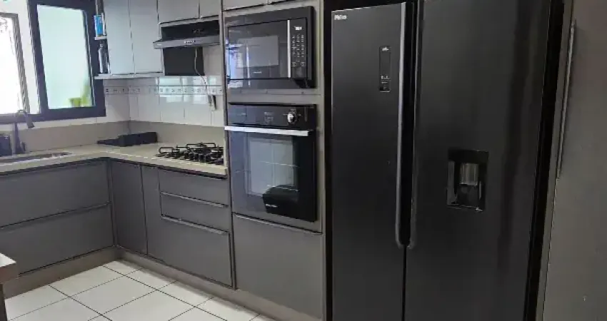 Lindo apartamento localizado na guilhermina 200 etros da praia.