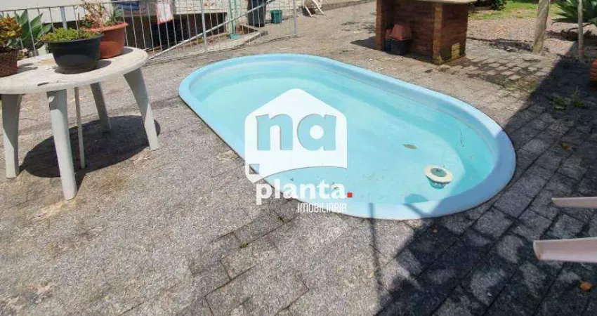 Casa à venda no Bairro Centro em São José-SC, com 4 quartos, 2 suítes,