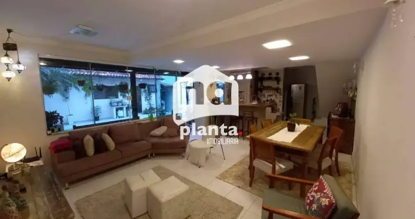 Casa à venda no Bairro Barreiros em São José-SC, com 5 quartos, 1 suíte, 3 vagas