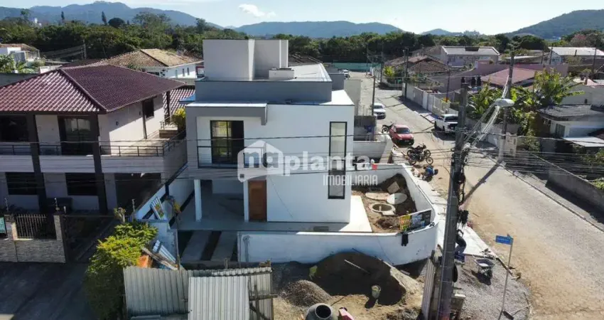 Sobrado à venda no Bairro Forquilhas em São José-SC, com 3 quartos, 1 suíte, 2 vagas