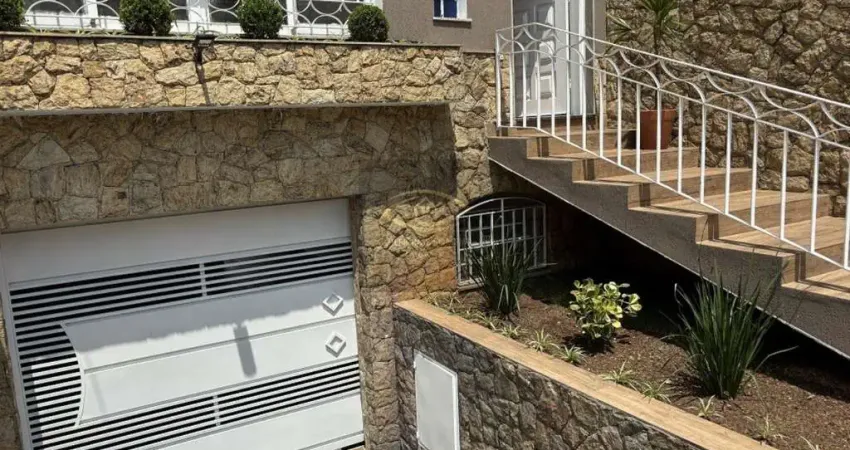 Casa Espaçosa e Moderna na Chácara Santo Antônio: 4 Quartos, 1 Suíte, 3 Salas, 4 Banheiros, 3 Vagas de Garagem.