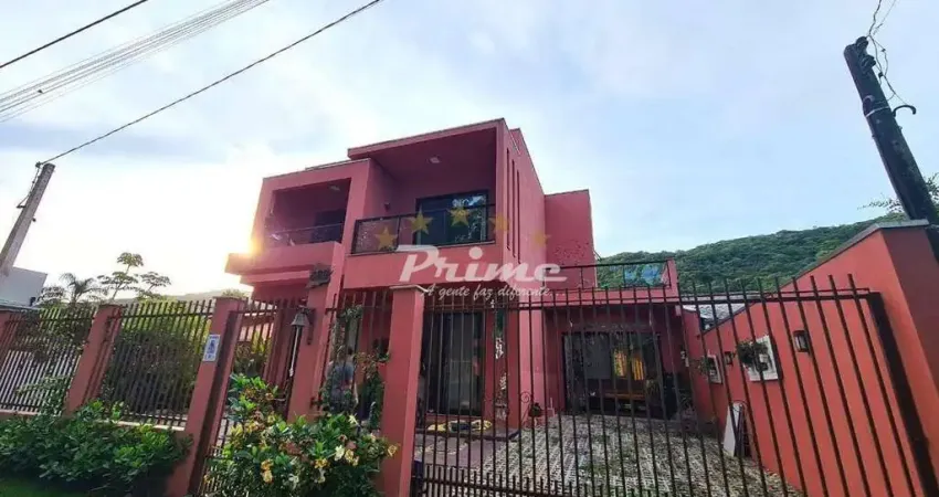 Casa de 4 Dormitórios á Venda no Bairro Mariscal - Bombnhas/SC