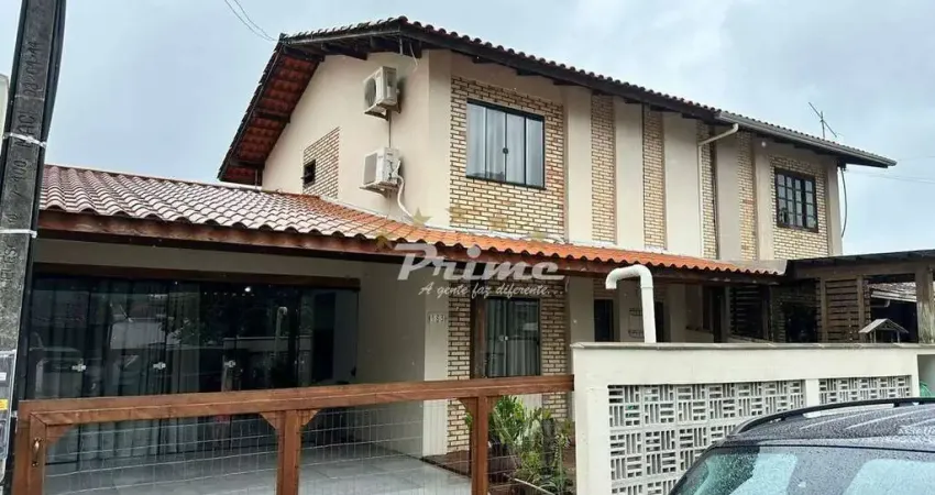 Sobrado Geminado á Venda no Bairro Zimbros - 200m do Mar - Bombinhas/SC