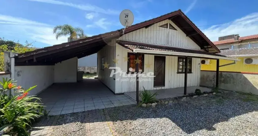 Casa a venda com 2 quartos, excelente localização, próxima a prefeitura - bombinhas/sc