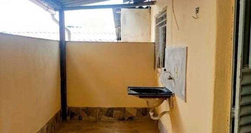 Casa com 1 quarto para alugar na Rua Maria da Silveira, Glória, Belo Horizonte