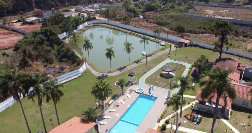 Sitio tem 15 mil metros com: 25 quartos, 33 banheiros, total 3 casas e 12 suítes em chalés, Piscina semi olímpica com escorregador, campo de futebol e vôlei, churrasqueira, salão de festa, salão de jo