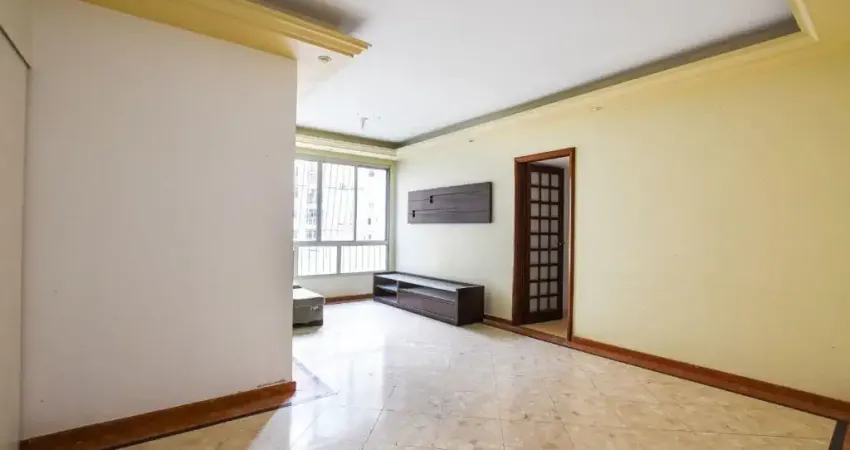 Amplo apartamento, claro e arejado. Em Excelente localização na Rua General Pereira da Silva