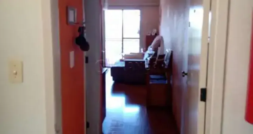 Amplo apartamento repleto de armários e com sacada e linda vista