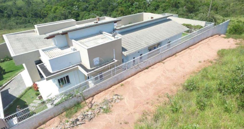 Excelente casa no Condomínio Lago Dourado