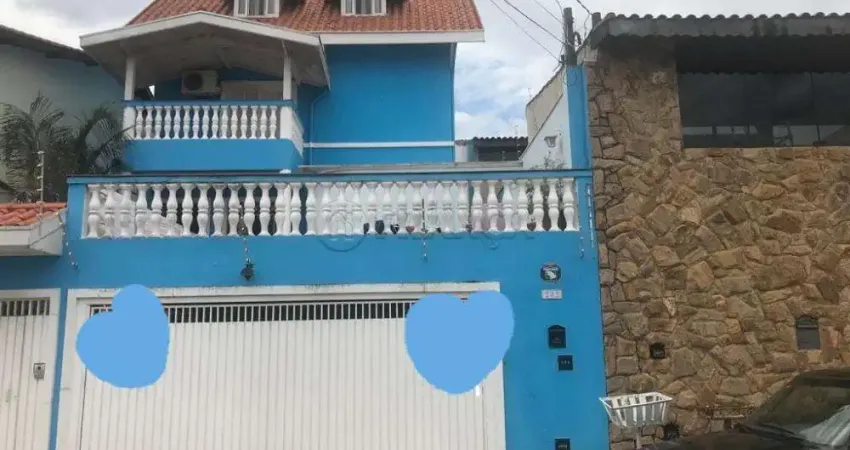 casa de 3 andares, ótima localização