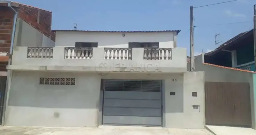 Casa de 03 Dormitórios, espaçosa em contato com a natureza. No Jardim Colônia - Jacareí SP