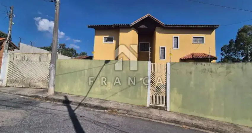 Sobrado espaçoso com 198 m² de construção e 4 dormitórios próximo ao centro