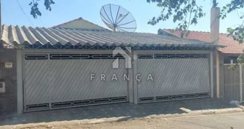 Excelente casa assobradada, espaçosa e ideal para famílias grandes. conta com 4 dormitórios, sendo 2 com sacada e 1 suíte.