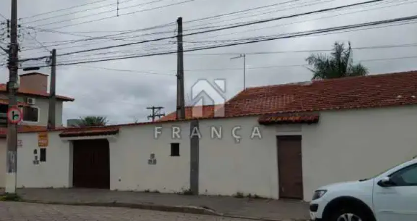 Casa em ótima localização , para diversos seguimentos seja na área de saúde , laboratórios , outros. acesso fácil para o centro de jacareí ou para são josé dos campos , casa com terreno disponível par