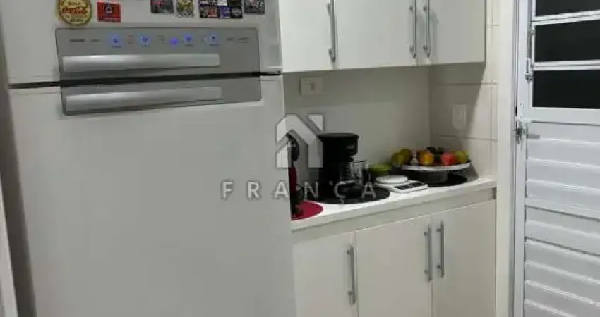 Belíssima casa em Condomínio com 2 dormitórios, espaço gourmet e excelente localização.